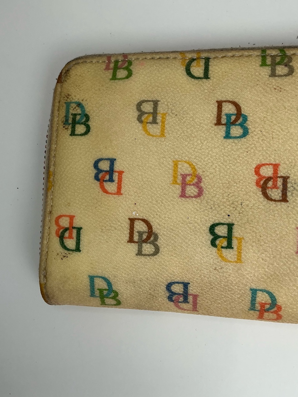 Dooney & Bourke Multicolor DB Logo Zip Around Wallet Beige Canvas Heart Charm - Picture 3 of 12